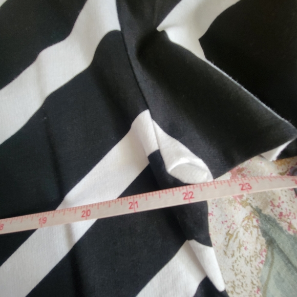 Divided H&M black and white wide stripe top size S NWOT - Picture 4 of 5